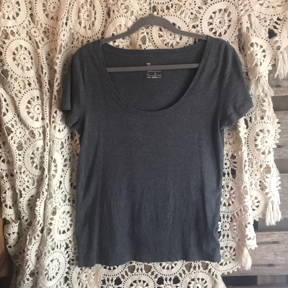 GAP Favorite Scoop tee EUC.